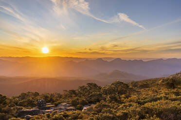 Australien, Victoria, Sonnenuntergang vom Mount William im Grampians National Park aus gesehen - FOF12632