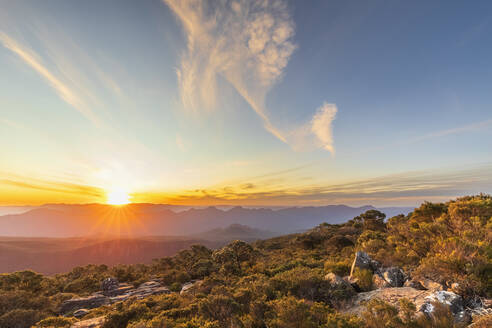 Australien, Victoria, Sonnenuntergang vom Mount William im Grampians National Park aus gesehen - FOF12633