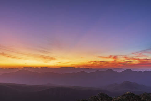 Australien, Victoria, Silhouetten der Berge vom Mount William aus gesehen bei stimmungsvollem Sonnenuntergang - FOF12635