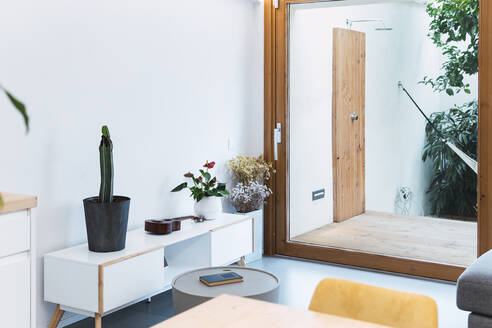 Modernes Wohnzimmer mit Möbeln und offener Dusche - PNAF02811
