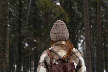 Frau mit Strickmütze und Rucksack im Wald - SSGF00411