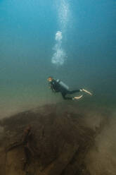 Taucher beim Unterwassertauchen am Strand von Del Coco - RSGF00821