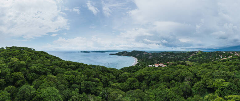 Grüne Bäume am schönen Strand von Del Coco, Provinz Guanacaste, Costa Rica - RSGF00832