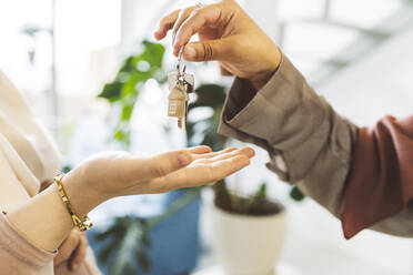 Immobilienmakler übergibt Hausschlüssel an Frau - JCCMF05104