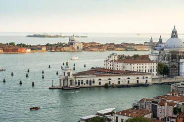 Italien, Venetien, Venedig, Santa Maria della Salute mit Giudecca im Hintergrund - TAMF03268