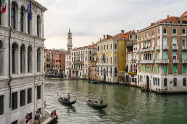 Italien, Venetien, Venedig, Canal Grande von der Rialto-Brücke aus gesehen - TAMF03273