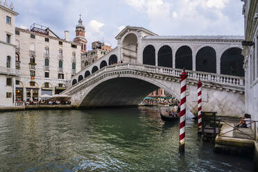 Italy, Veneto, Venice, Rialto Bridge on Grand Canal - TAMF03274