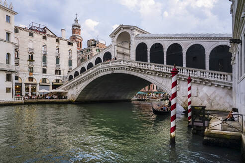 Italien, Venetien, Venedig, Rialtobrücke am Canal Grande - TAMF03274