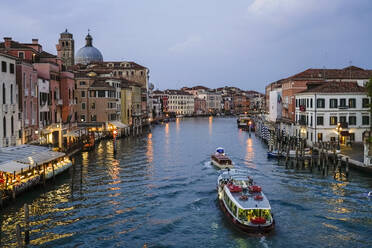 Italien, Venetien, Venedig, Canal Grande in der Abenddämmerung - TAMF03275