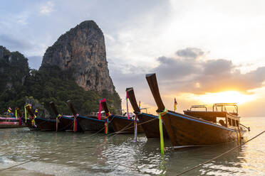 Am Strand von Railay, Provinz Krabi, Thailand, vertäute Longtail-Boote - CHPF00829