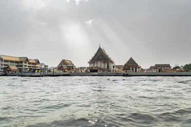 Wat Kanlayanamit Woramahawihan am Flussufer des Chao Phraya, Bangkok, Thailand - CHPF00831