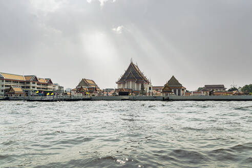 Wat Kanlayanamit Woramahawihan am Flussufer des Chao Phraya, Bangkok, Thailand - CHPF00831
