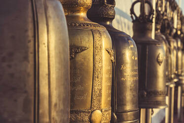 Religiöse Bronzeglocken im Wat Saket, Bangkok, Thailand - CHPF00835