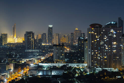 Modernes Stadtbild mit beleuchteten Gebäuden bei Nacht, Bangkok, Thailand - CHPF00837