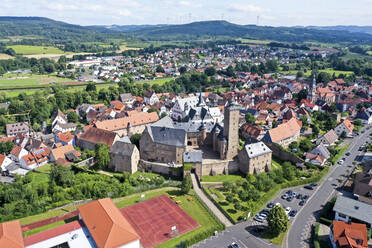 Deutschland, Hessen, Steinau an der Straße, Luftaufnahme von Schloss Steinau und umliegenden Häusern im Sommer - AMF09362