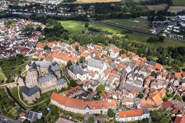 Deutschland, Hessen, Steinau an der Straße, Luftaufnahme von Schloss Steinau und umliegenden Häusern im Sommer - AMF09365