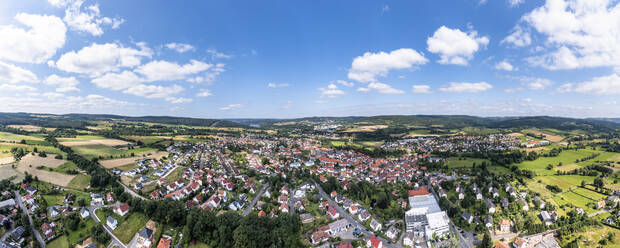 Deutschland, Hessen, Steinau an der Straße, Luftbild einer Stadt auf dem Lande im Sommer - AMF09366