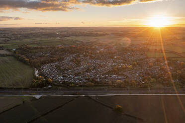 UK, England, Whittington, Luftaufnahme einer Stadt auf dem Land bei Sonnenuntergang - WPEF05701