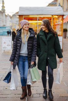 Warm gekleidete Frauen mit Einkaufstaschen auf dem Markt - DAWF02420