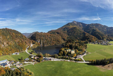 Österreich, Salzburg, Winkl, Drohnenansicht des Krotensees und des umliegenden Dorfes im Herbst - WWF06015