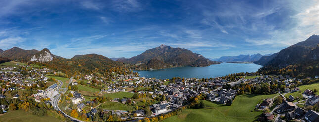 Österreich, Salzburg, Sankt Gilgen, Drohnenpanorama des Dorfes am Ufer des Wolfgangsees - WWF06017