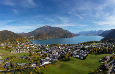 Austria, Salzburg, Sankt Gilgen, Drone view of village on shore of Lake Wolfgang - WWF06018