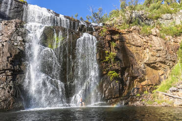 Australien, Victoria, Halls Gap, Männlicher Tourist steht unter den MacKenzie Falls im Grampians National Park - FOF12641