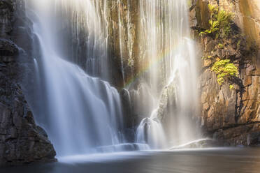 Australien, Victoria, Halls Gap, Langzeitbelichtung der MacKenzie Falls im Grampians National Park mit Regenbogen im Vordergrund - FOF12650