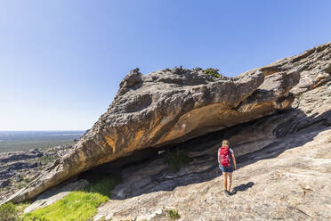 Australia, Victoria, Female tourist hiking at Hollow Mountain in Grampians National Park - FOF12662