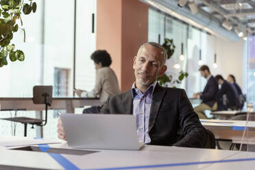 Manager arbeitet am Laptop im Büro - EIF03058