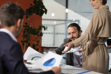 Geschäftsleute arbeiten an einem Papierdokument im Büro - EIF03065