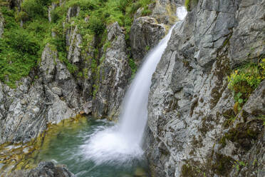 Blick auf einen Wasserfall auf einem Berg im Mercantour-Nationalpark, Frankreich - ANSF00139