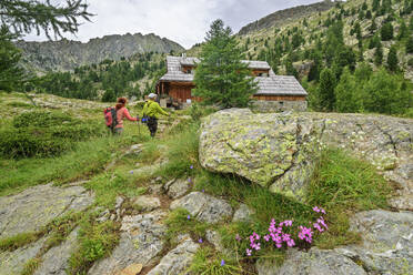 Touristen auf dem Weg zum Refuge Cougourde im Urlaub, Nationalpark Mercantour, Frankreich - ANSF00140