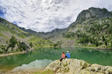 Touristen mit Blick auf den Lac de Trecolpas im Nationalpark Mercantour, Frankreich - ANSF00141