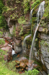 Wasserfall, der über die Berge der Seealpen fließt, Nationalpark Mercantour, Frankreich - ANSF00150