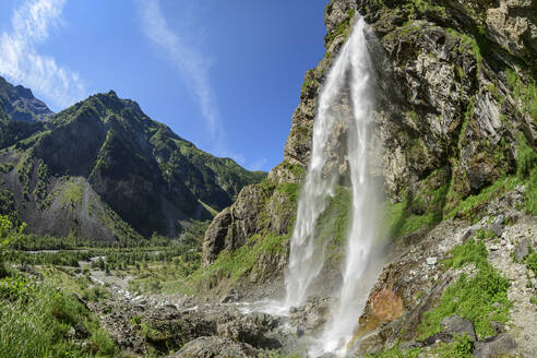 Wasserfall am Berg bei der Cascade de Sillans, Sillans-la-Cascade, Nationalpark Ecrins, Frankreich - ANSF00153