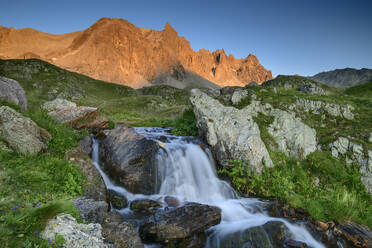 Landschaftlicher Blick auf einen Wasserfall mit Pointe des Cerces im Hintergrund, Frankreich - ANSF00164