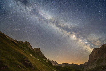 Idyllische Milchstraße über nächtlicher Bergkette, Frankreich - ANSF00166