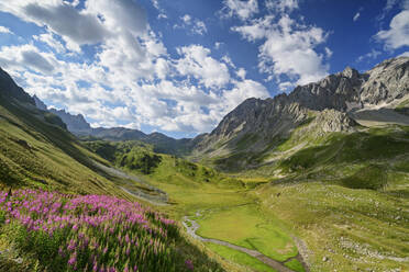 Schöner Blick auf das Tal des Massif des Cerces, Frankreich - ANSF00170
