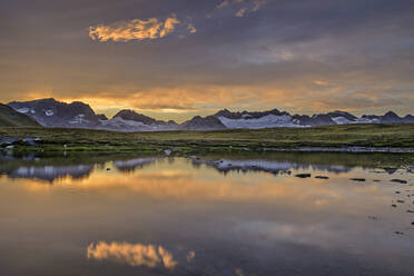 Schneebedeckte Bergkette bei Sonnenuntergang, Nationalpark Vanoise, Frankreich - ANSF00179