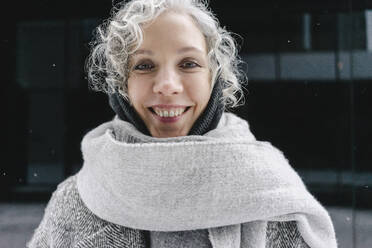 Glückliche Frau in grauen Schal gehüllt - SEAF00350