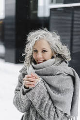 Glückliche Frau eingewickelt grauen Schal im Winter - SEAF00369