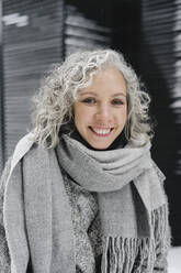 Lächelnde Frau mit grauem Haar in warmer Kleidung - SEAF00394