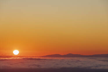 Australien, Victoria, Halls Gap, Blick vom Boroka Lookout bei stimmungsvollem Sonnenaufgang - FOF12666