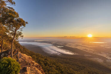 Australien, Victoria, Halls Gap, Blick vom Boroka Lookout bei Sonnenaufgang - FOF12671