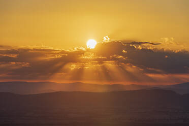 Australien, Victoria, Halls Gap, Launischer Sonnenaufgang über dem Grampians National Park - FOF12675