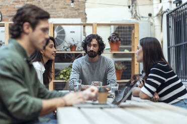 Geschäftsleute und Geschäftsfrauen beim Brunch in der Büro-Cafeteria - JSRF01843