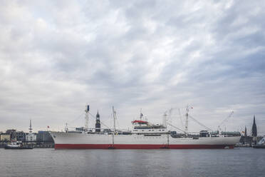 Deutschland, Hamburg, Bewölkter Himmel über der im Hafen liegenden Cap San Diego - KEBF02134