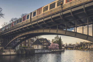 Deutschland, Hamburg, Zug überquert Brücke über Alsterkanal - KEBF02136
