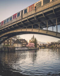 Deutschland, Hamburg, Zug überquert Brücke über Alsterkanal - KEBF02137